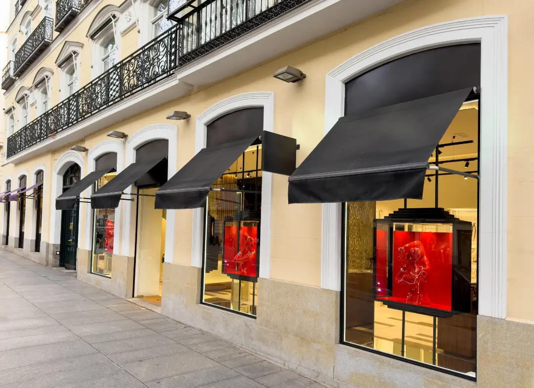 Façade vitrine de magasin en aluminium sur mesure à Honfleur